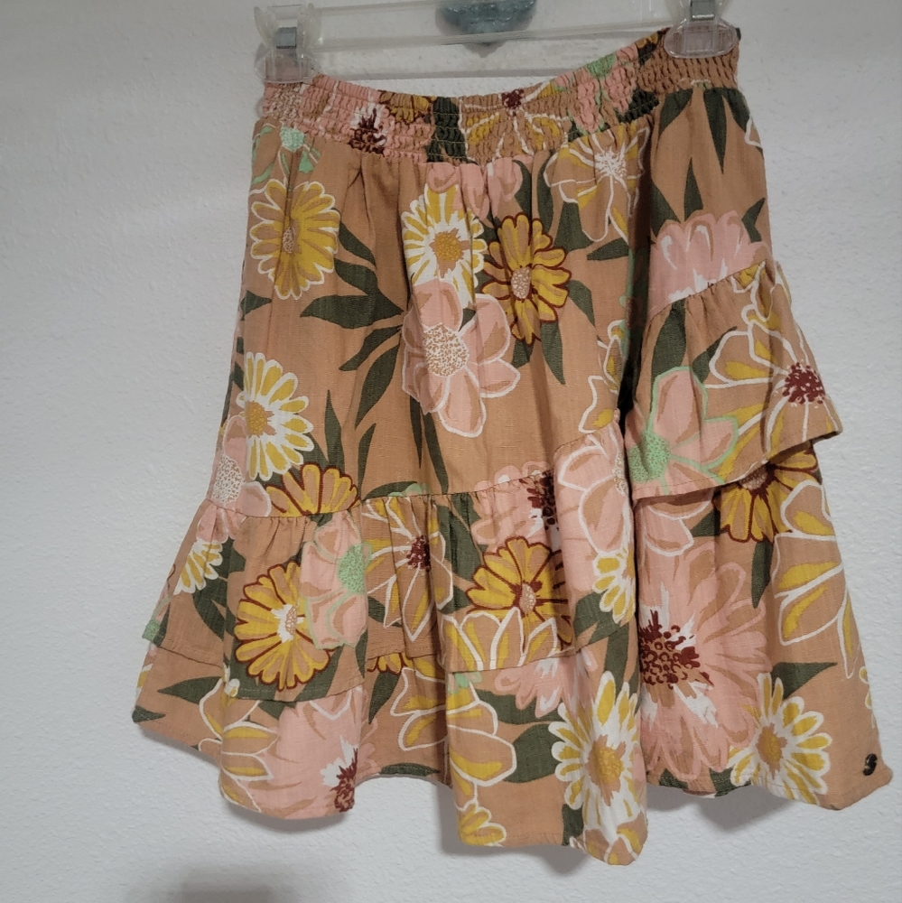 Roxy short skirt New w/o tag Floral, tired ruffles...elastic waistband. Sz. XS